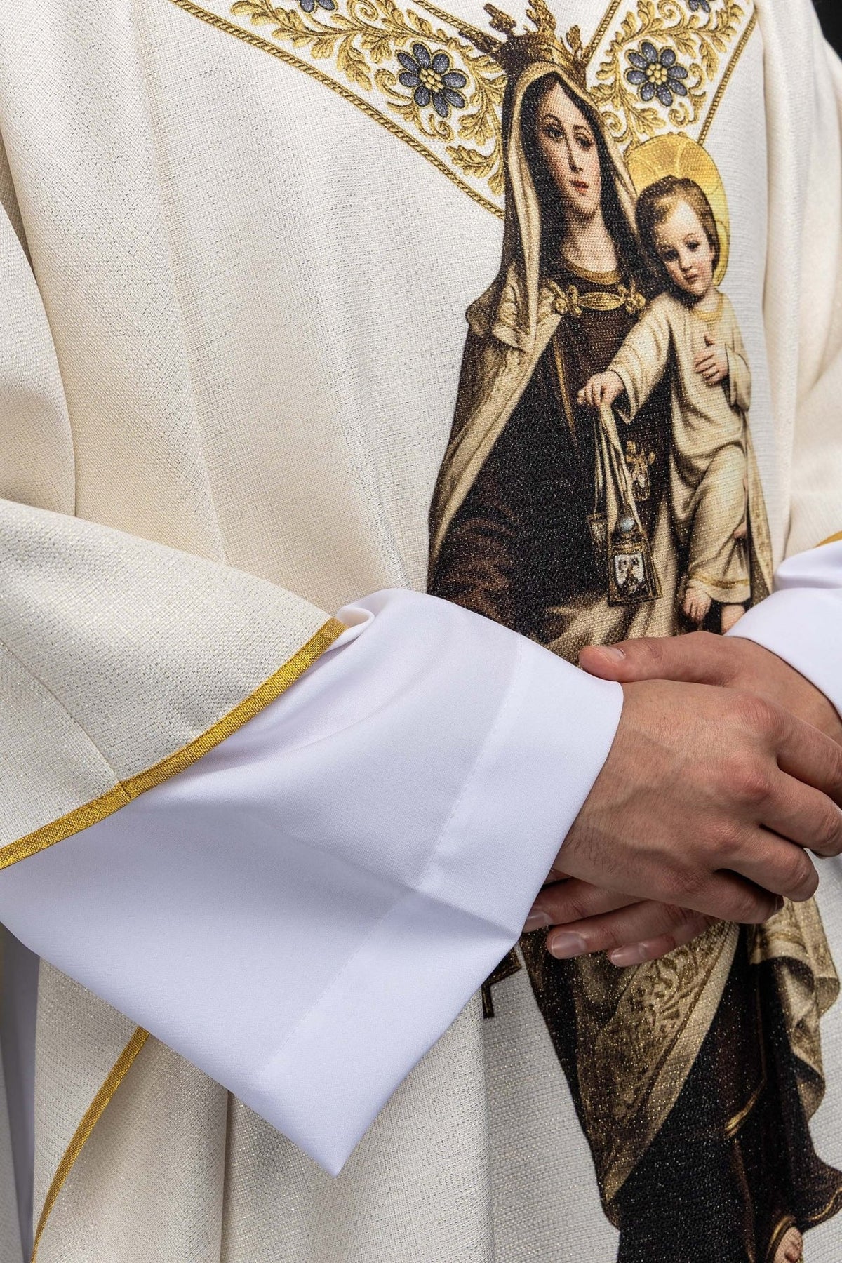 Casula mariana, detalhe da imagem frontal e do viés dourado na manga