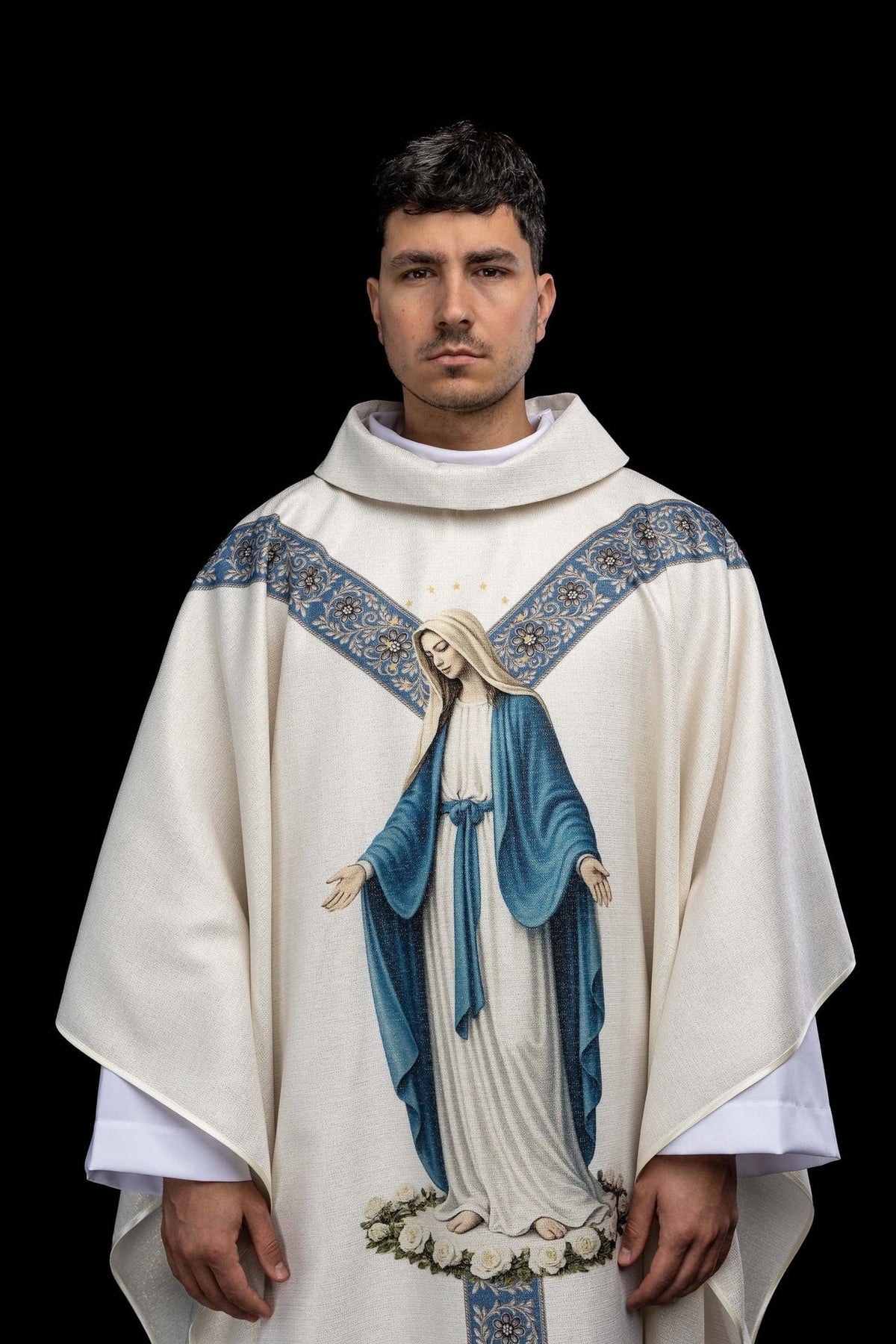 Casula estampada com a imagem de Nossa Senhora da Imaculada Conceição, frente marfim ecru