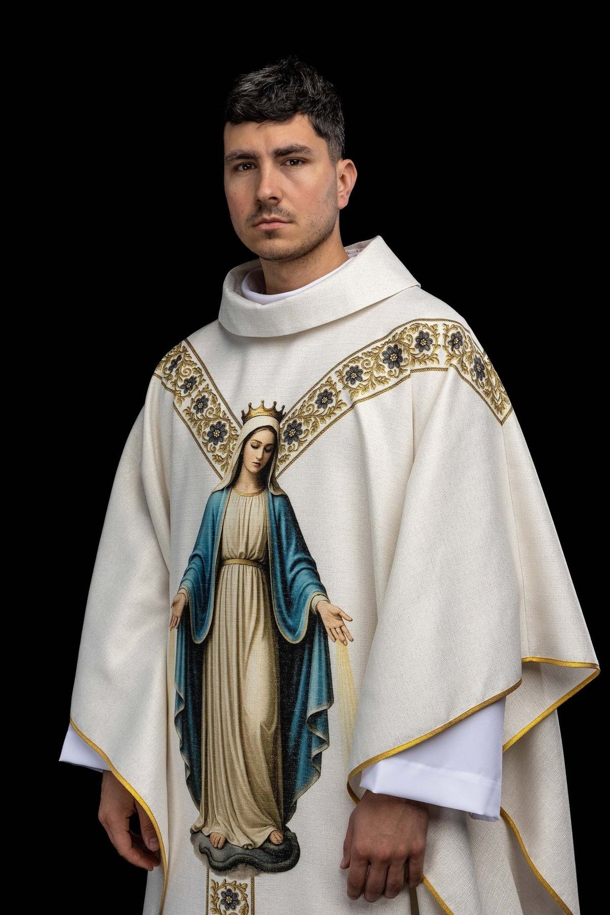 Casula estampada com a imagem de Nossa Senhora da Imaculada Conceição, vista frontal em marfim ecru