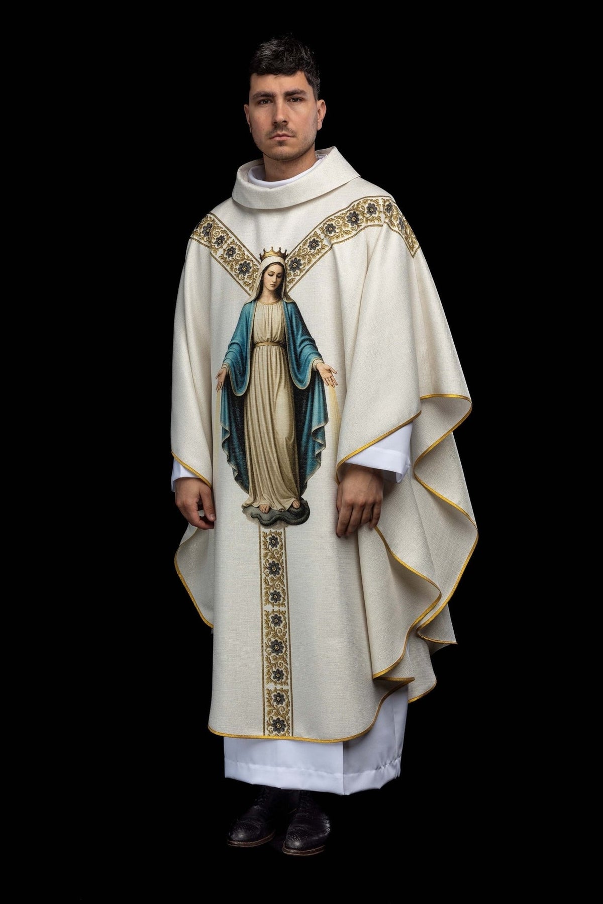 Casula estampada com a imagem de Nossa Senhora da Imaculada Conceição, vista frontal, com imagem mariana e galão floral