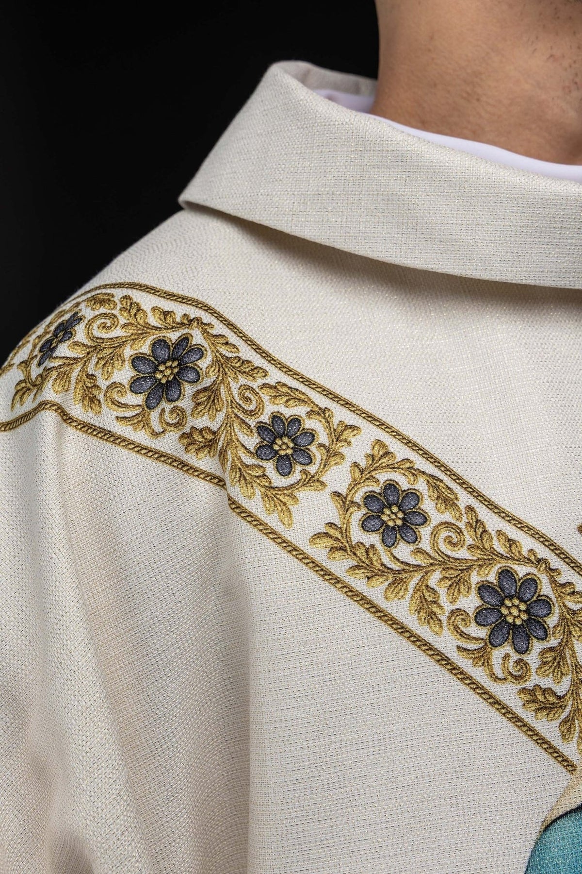 Casula com gola dobrada e galão floral dourado na parte frontal