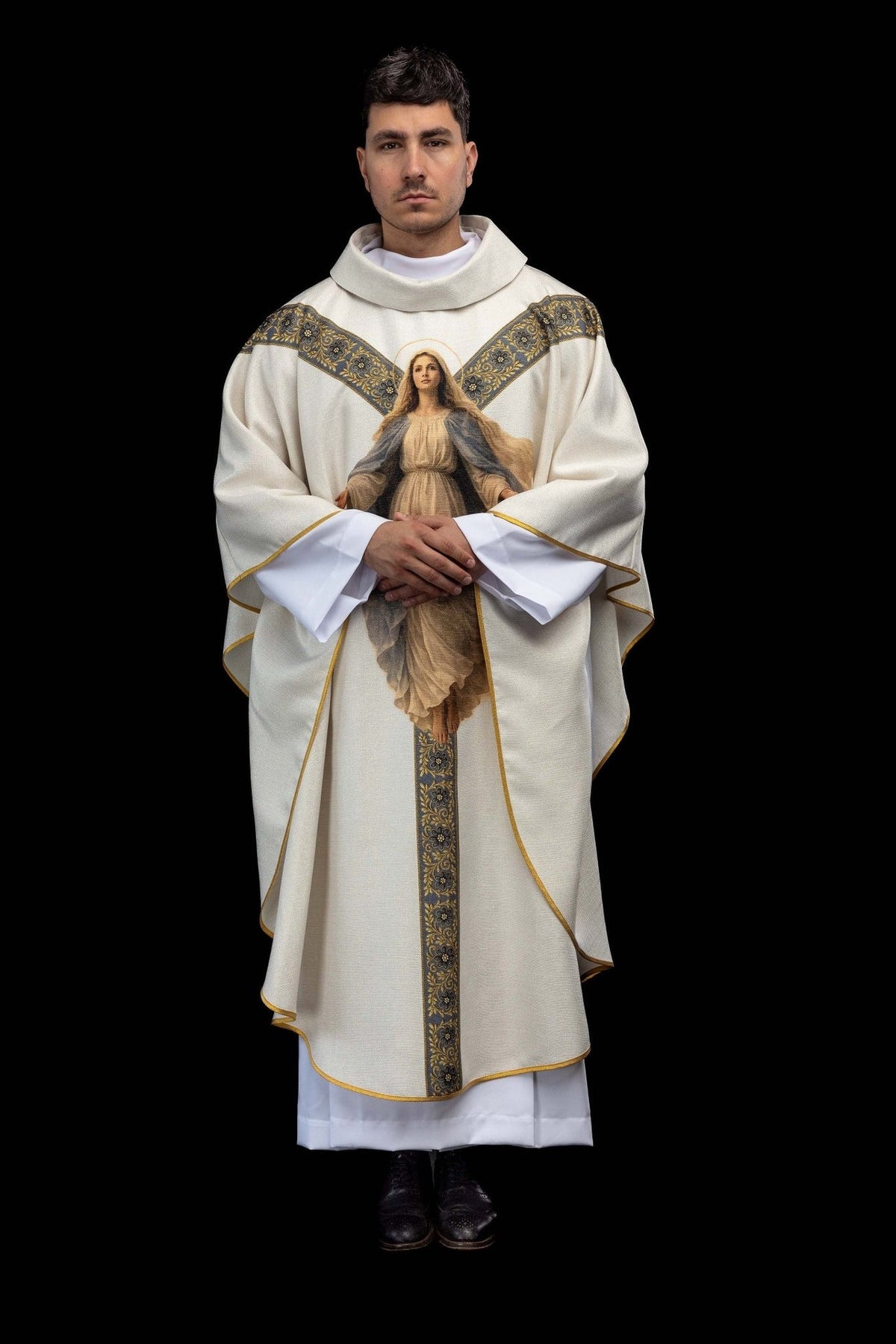 Casula mariana em vista frontal completa, com imagem de Nossa Senhora e galão central