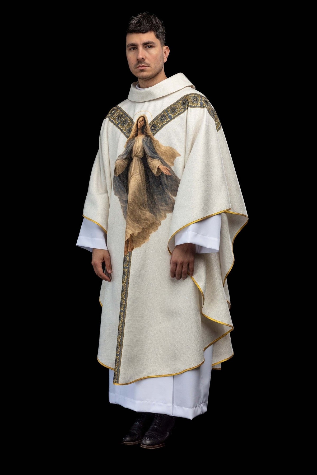 Casula mariana em vista frontal lateral, com imagem de Nossa Senhora e viés dourado