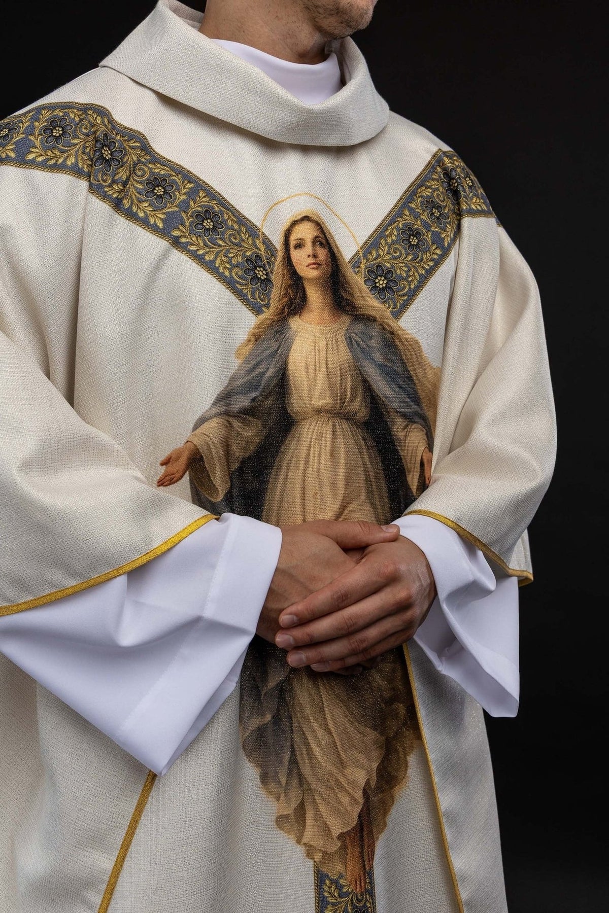 Casula mariana em vista frontal aproximada, destacando a imagem de Nossa Senhora