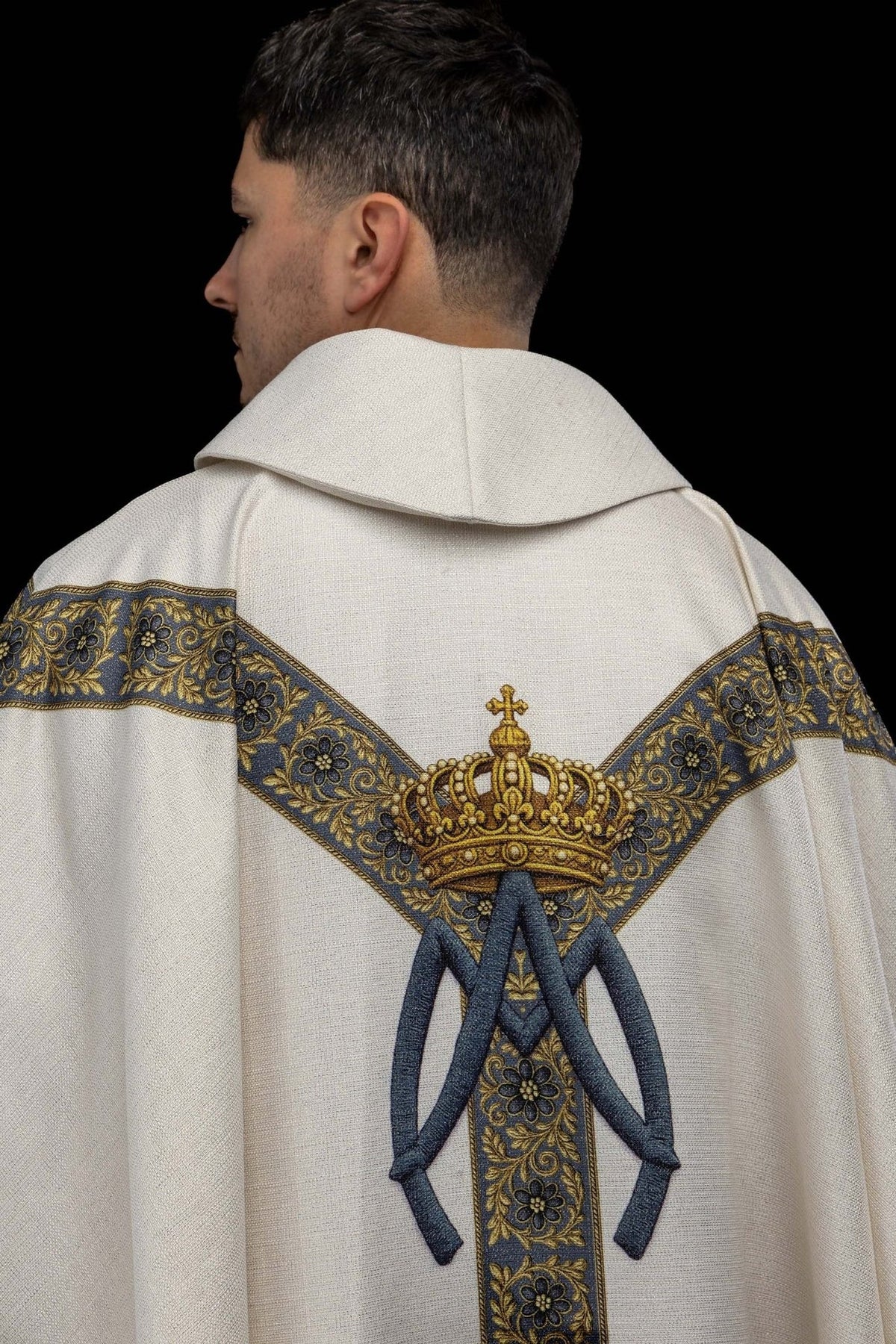 Casula mariana em vista traseira aproximada, com coroa e símbolo mariano