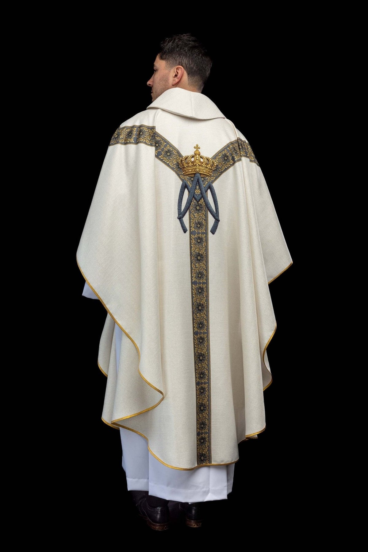 Casula mariana em vista traseira, com coroa, símbolo mariano e faixa floral