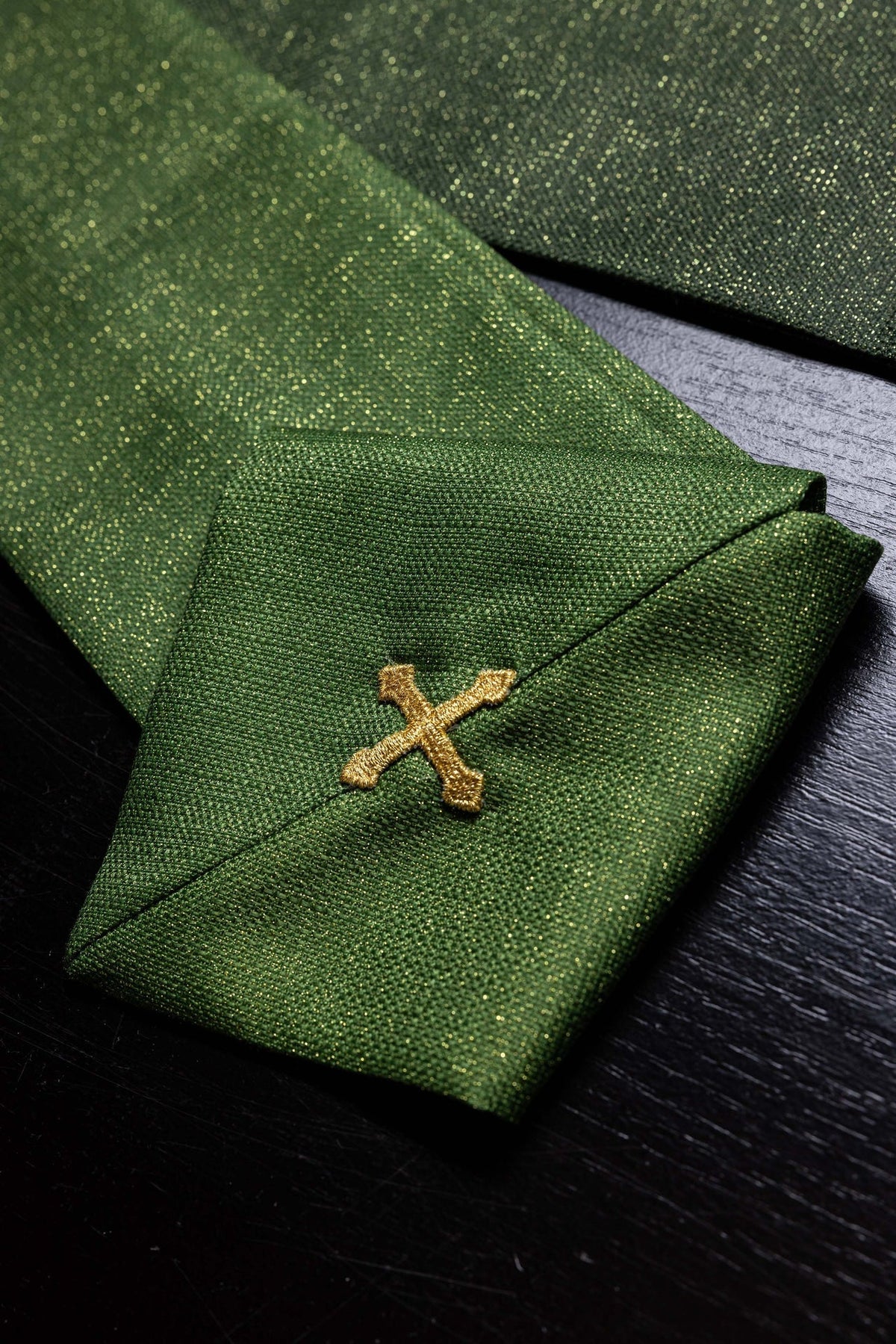 Casula estampada Pax verde, detalhe aproximado da decoração dourada com cruz bordada
