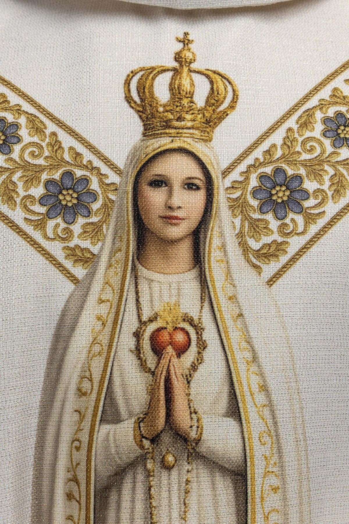 Casula com Nossa Senhora de Fátima, close-up da estampa frontal e coroa dourada