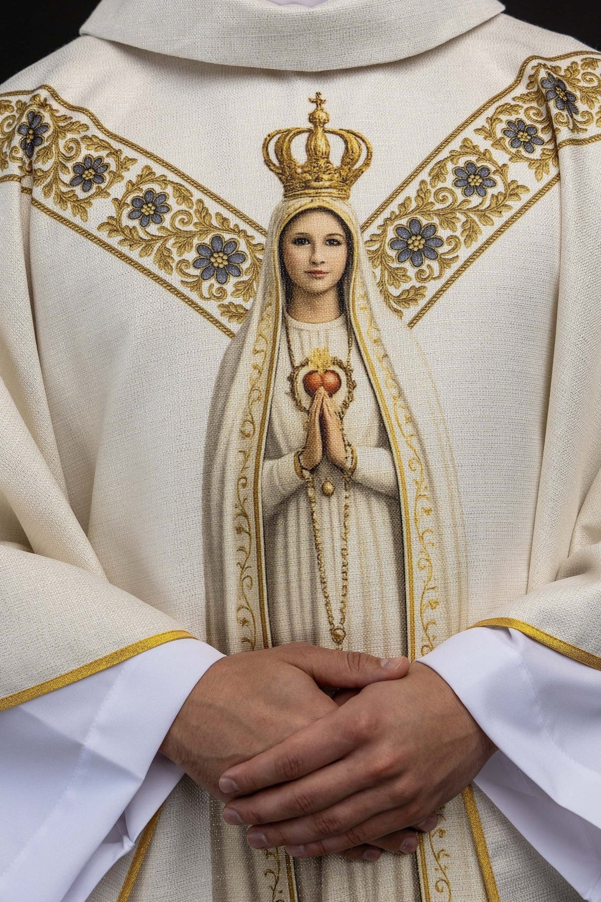Casula marfim ecru, close-up da imagem de Nossa Senhora de Fátima e flores