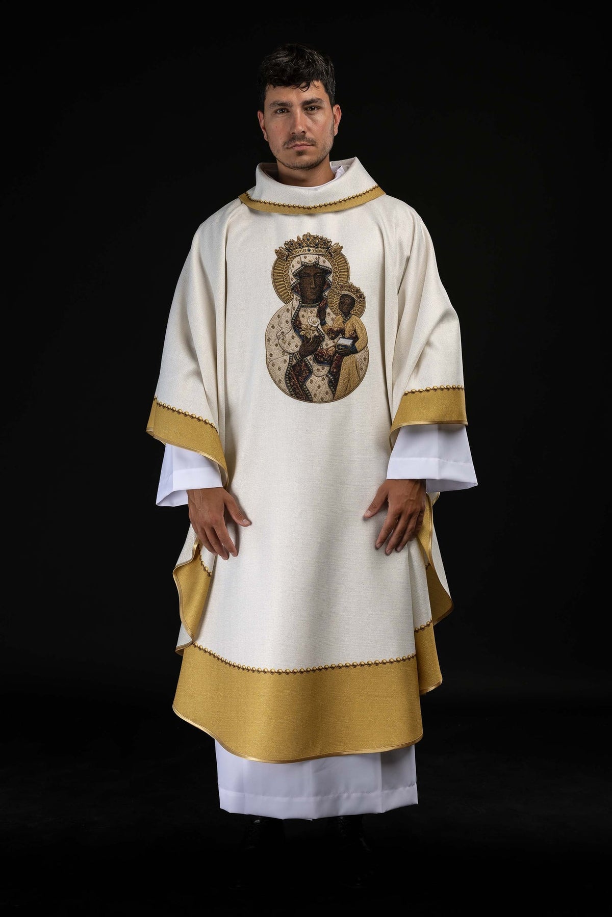 Casula de Nossa Senhora de Częstochowa em vista frontal completa, com acabamento dourado