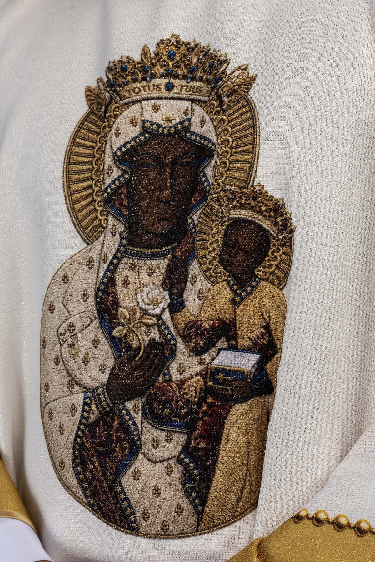 Casula de Nossa Senhora de Częstochowa em close-up da imagem frontal estampada