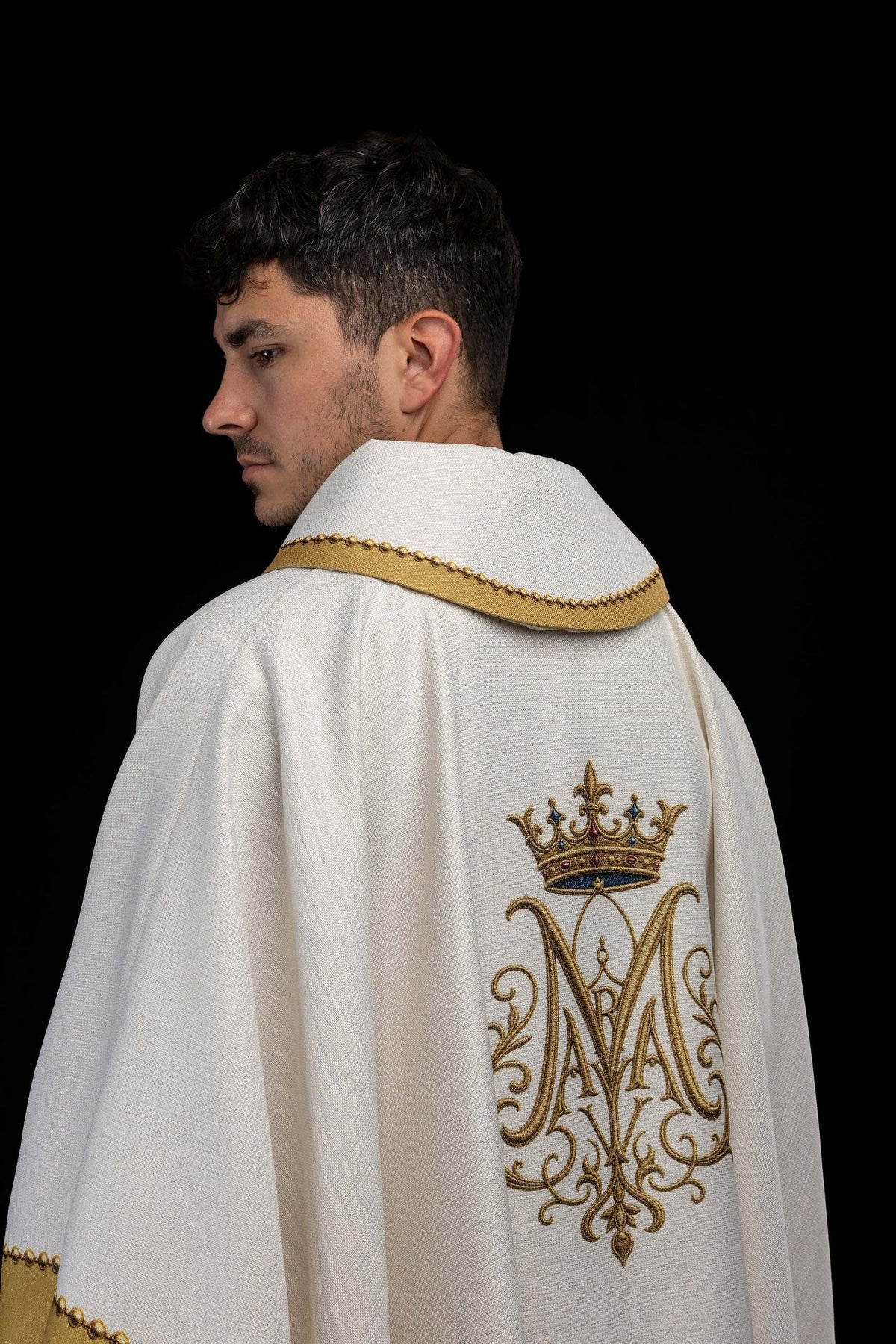 Casula de Nossa Senhora de Częstochowa em vista traseira lateral, com monograma mariano