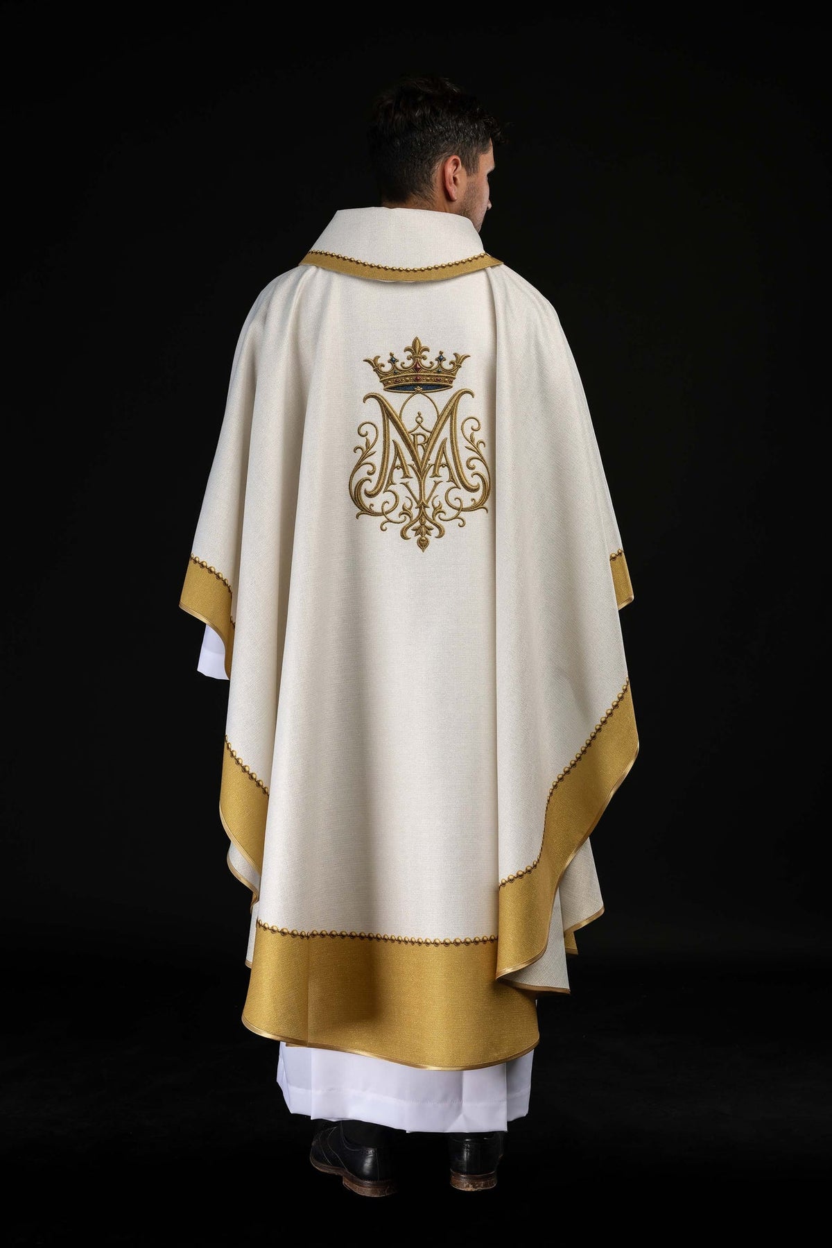 Casula de Nossa Senhora de Częstochowa em vista traseira, com monograma dourado