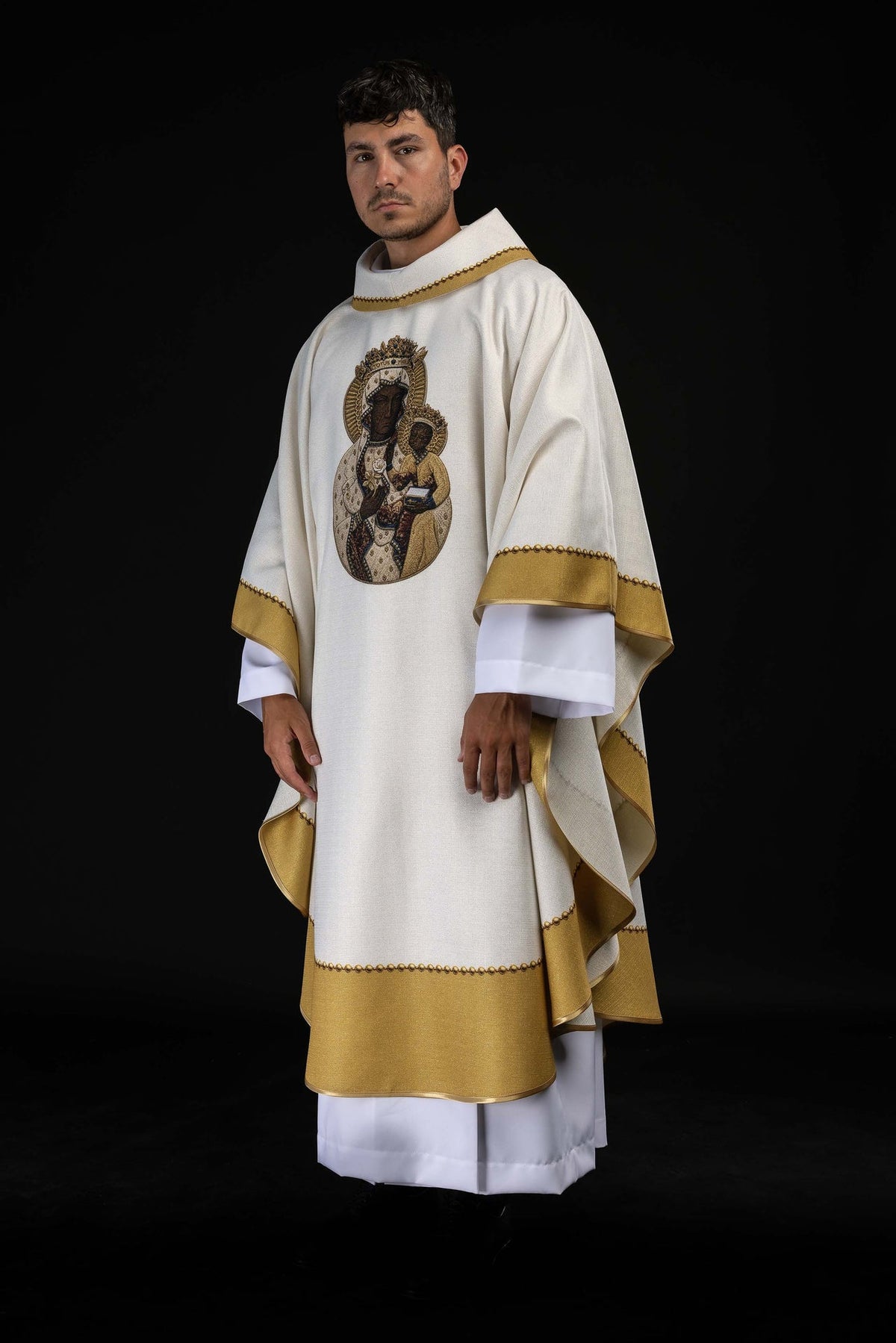 Casula de Nossa Senhora de Częstochowa em vista frontal lateral, com imagem e acabamento dourado