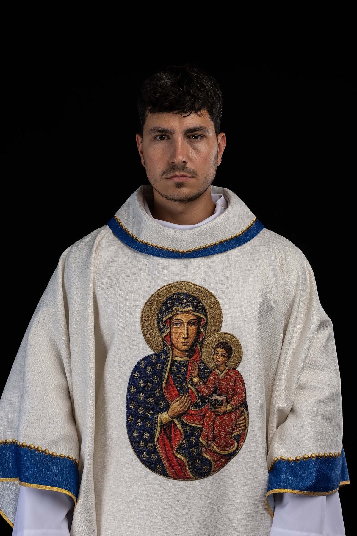 Casula impressa com imagem de Nossa Senhora de Częstochowa, vista frontal em marfim ecru, azul e dourado
