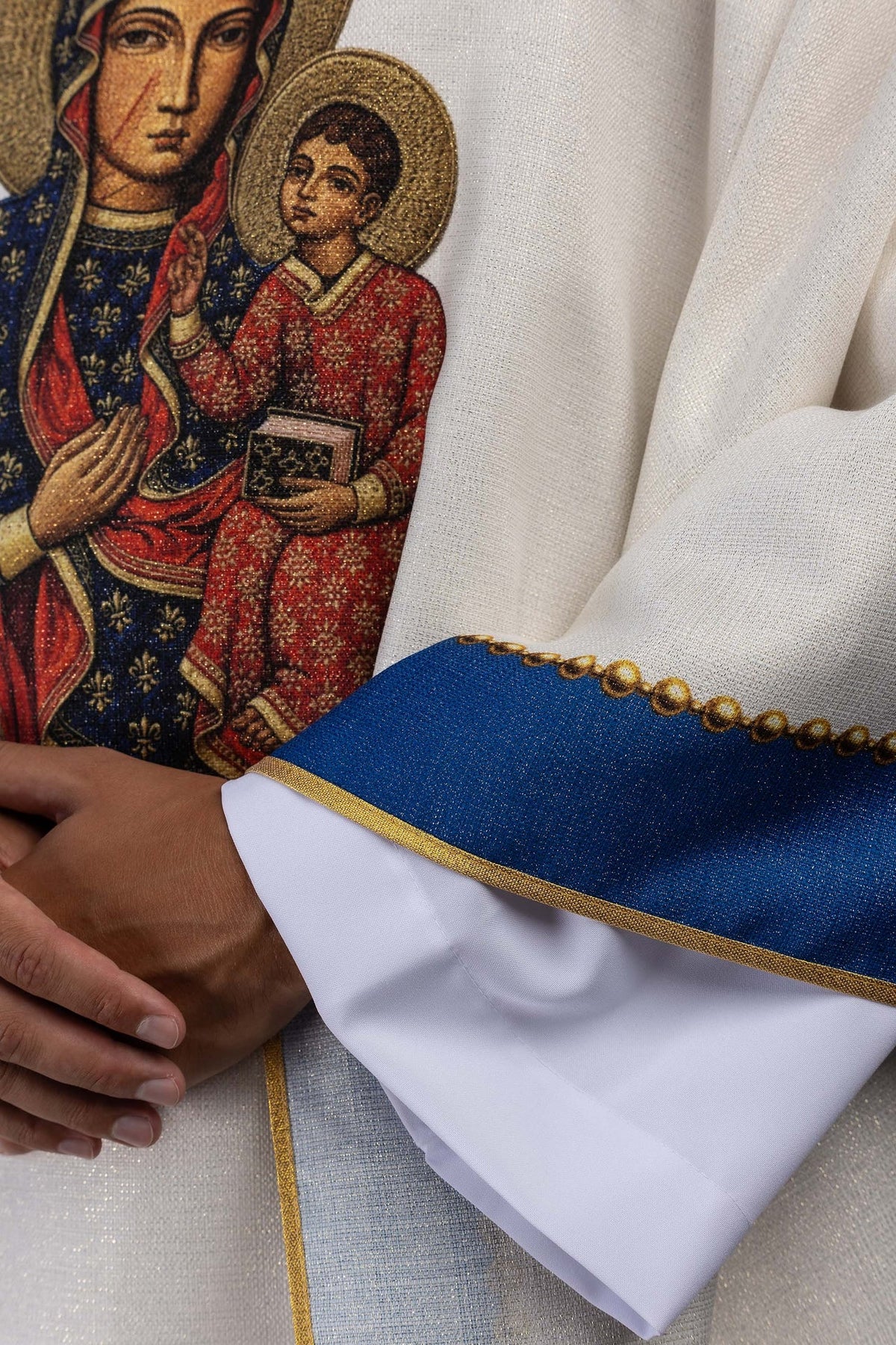 Casula mariana em close-up, mostrando a imagem de Nossa Senhora e do Menino Jesus