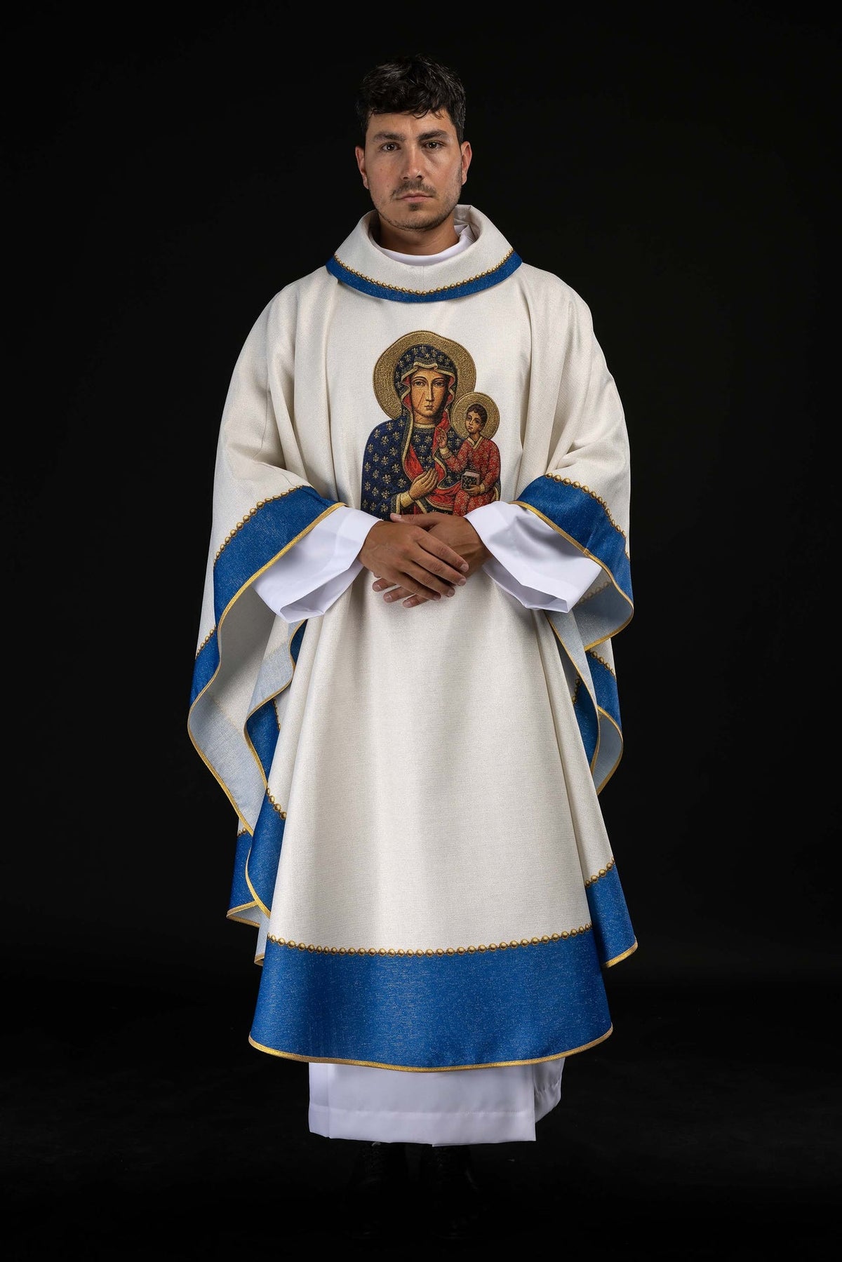 Casula mariana vista lateral e frontal, com imagem de Nossa Senhora e detalhes azuis