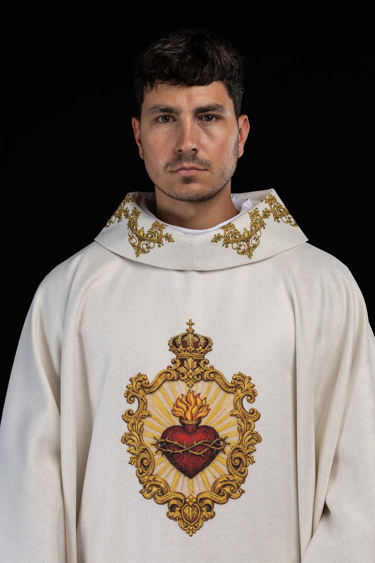 Casula litúrgica marfim ecru com Sagrado Coração de Jesus, vista frontal com ornamento dourado