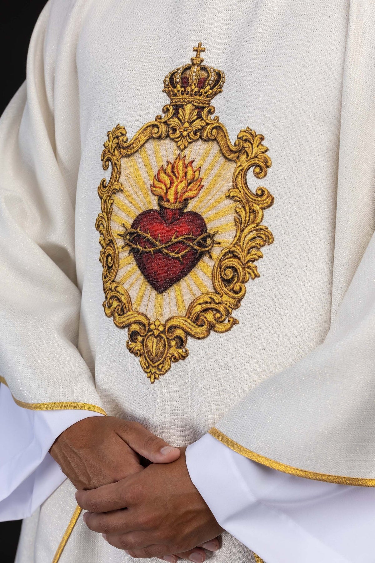 Casula com close-up do Sagrado Coração de Jesus emoldurado por arabescos dourados