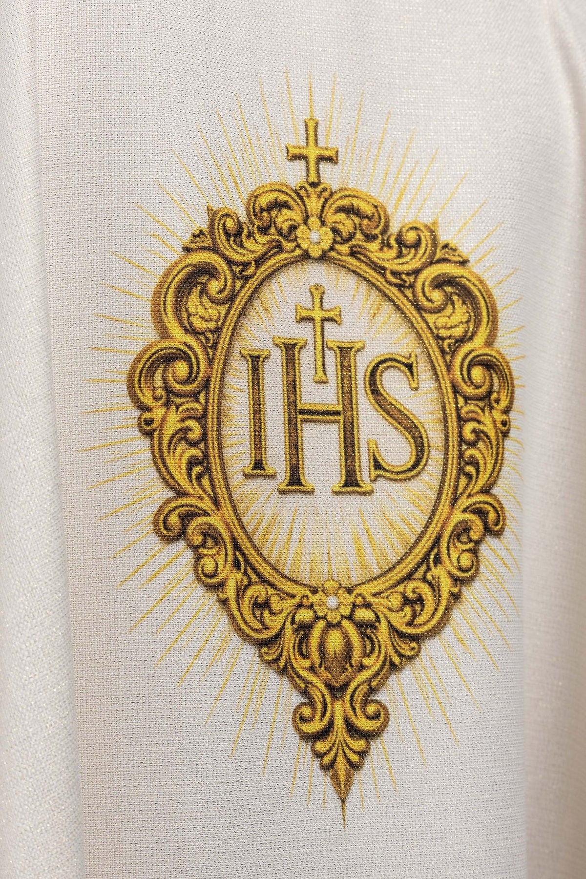 Casula vista traseira completa com monograma IHS dourado
