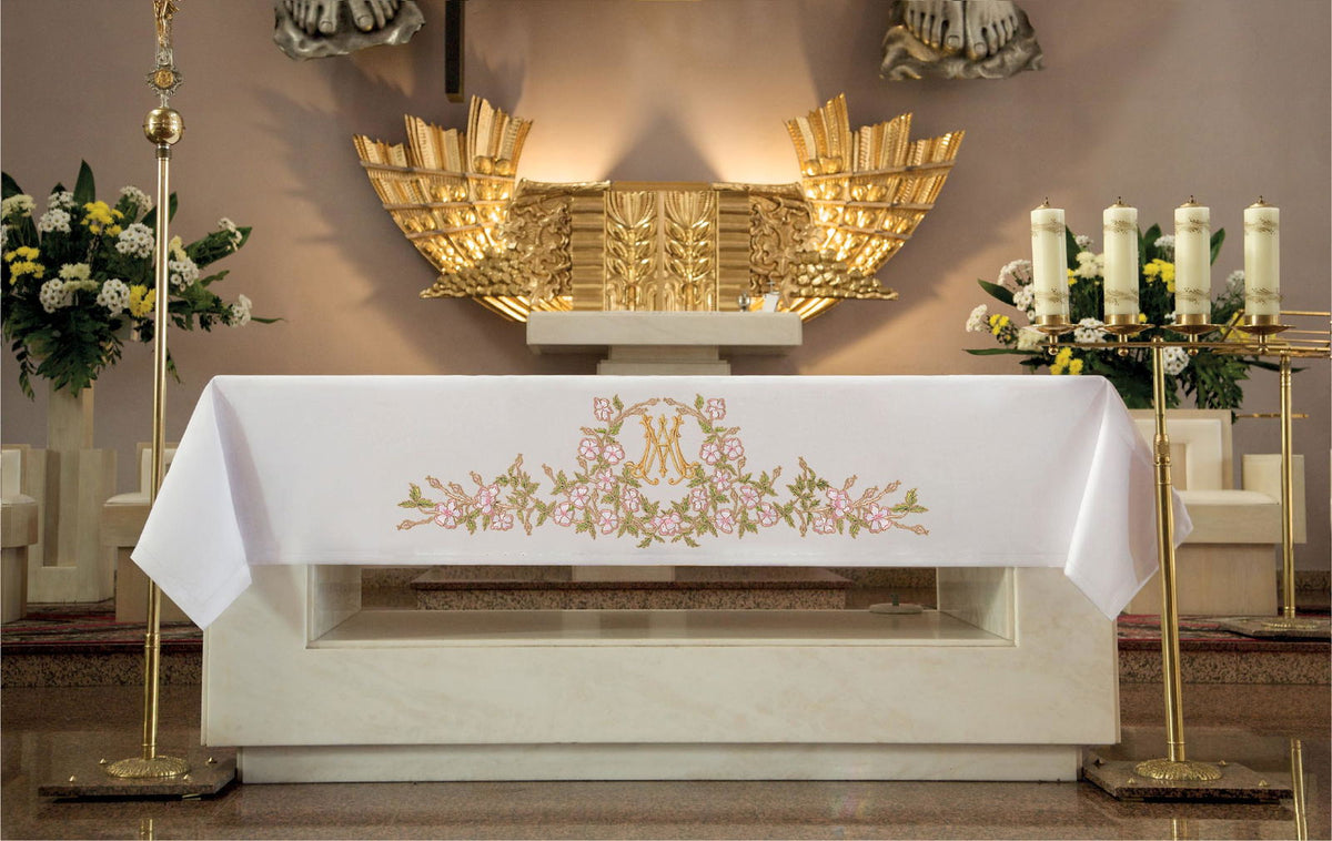 Toalha de altar ricamente bordada com motivo mariano frontal, branca, exibida na frente do altar