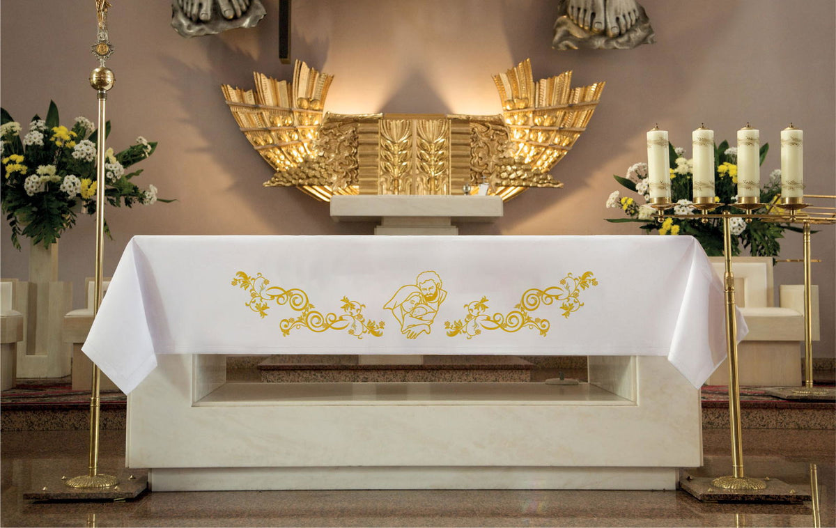 Toalha de altar bordada com a Sagrada Família, branca, vista frontal, com bordado dourado