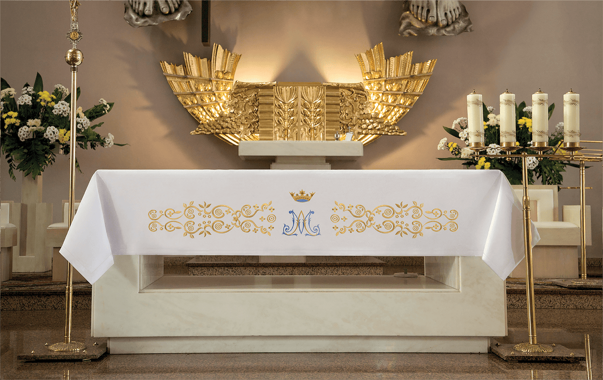 Toalha de altar com bordado frontal dourado e motivo mariano, branca, vista frontal no altar