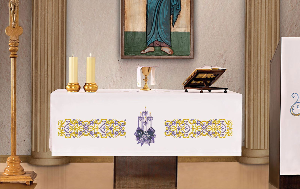 Toalha de altar com bordado de coroa do Advento, vista frontal branca com coroa de quatro velas e arabescos