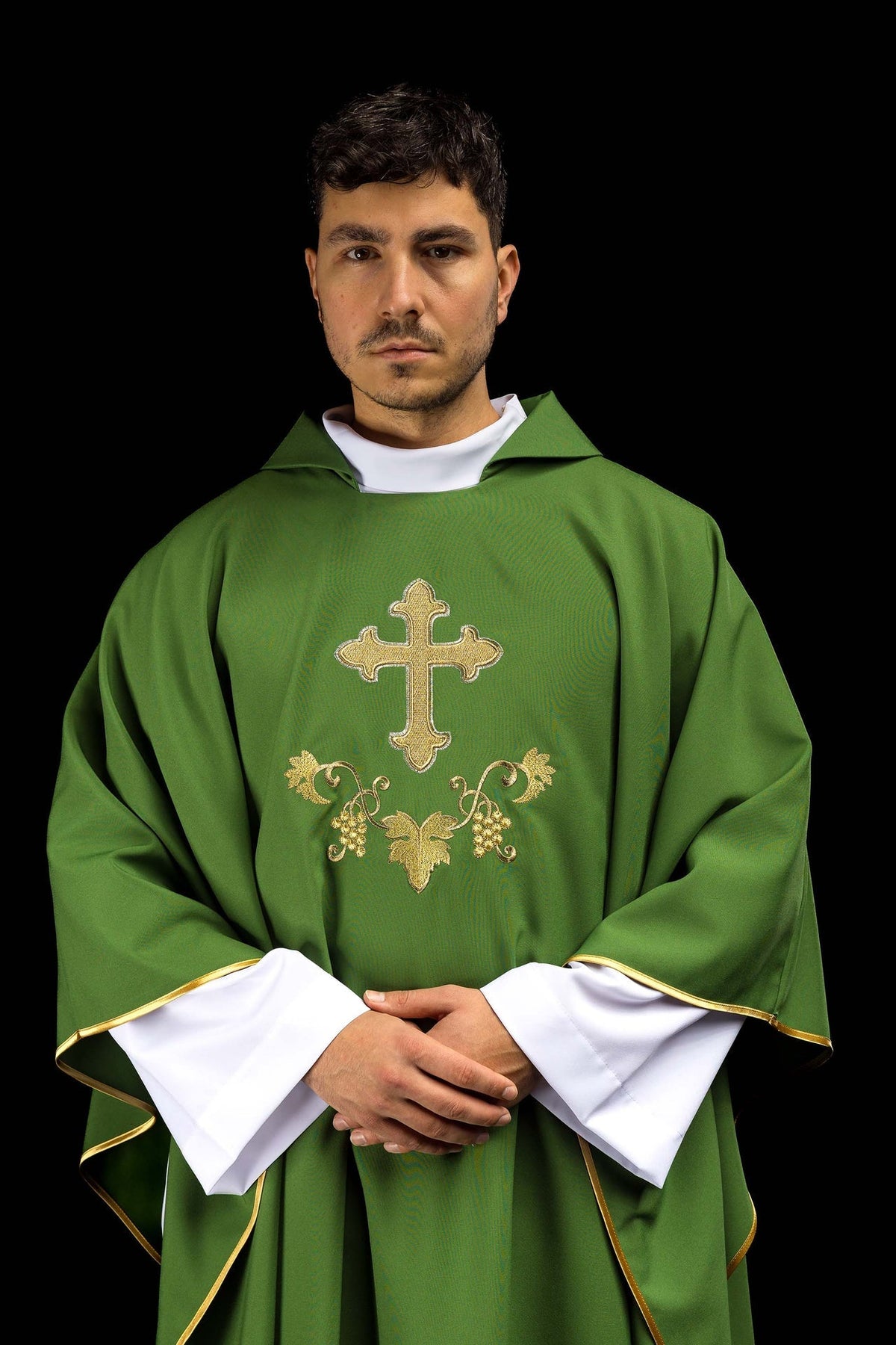 Casula verde bordada com cruz e gola larga, vista frontal, com detalhes dourados e acabamento dourado