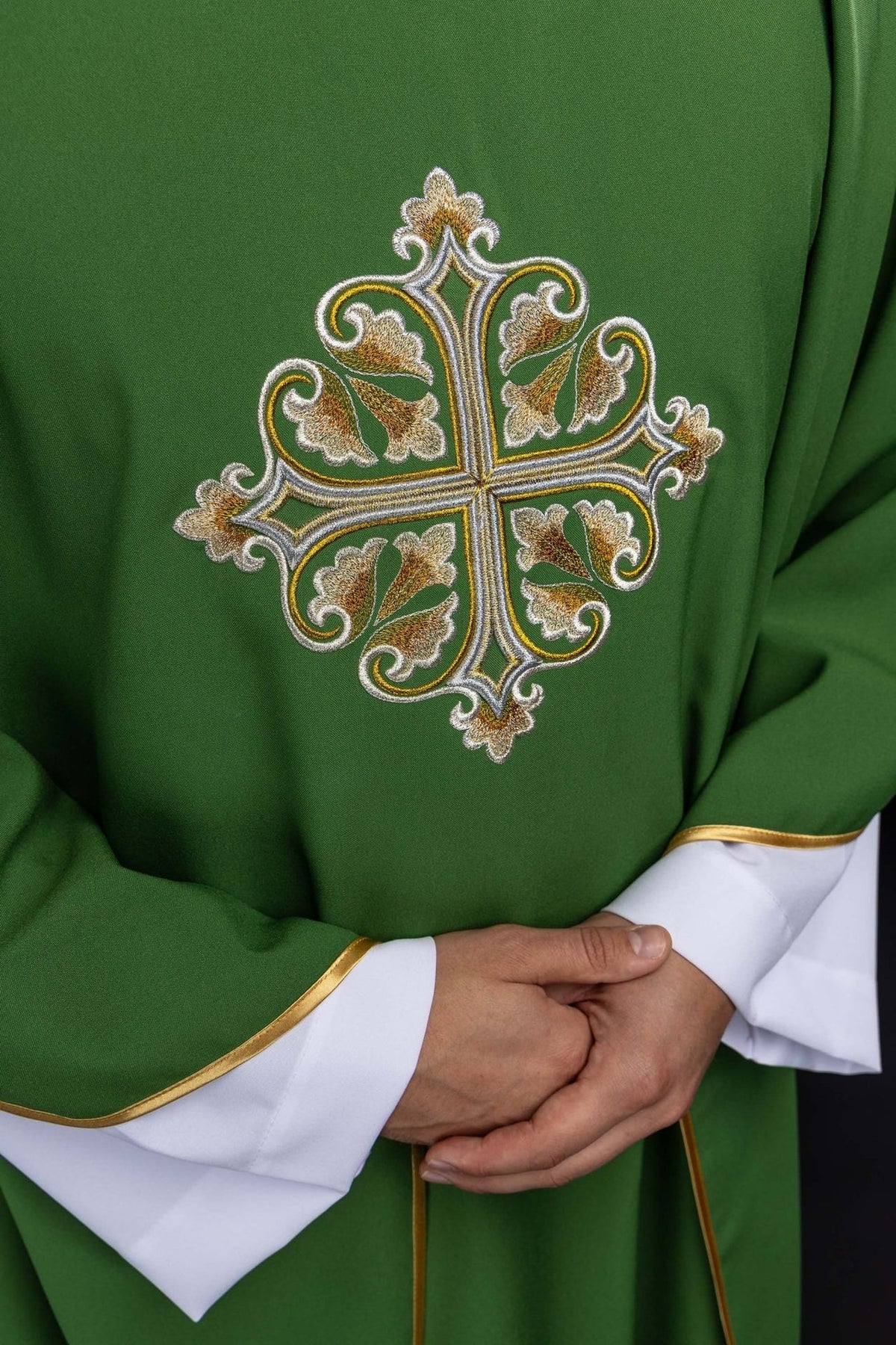 Casula verde, close-up do bordado de cruz em branco e dourado
