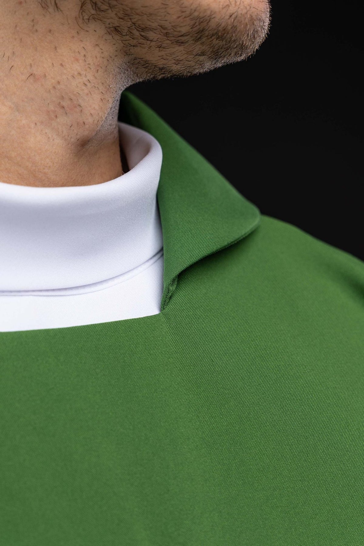 Casula verde bordada, detalhe da cruz e das mangas com viés dourado
