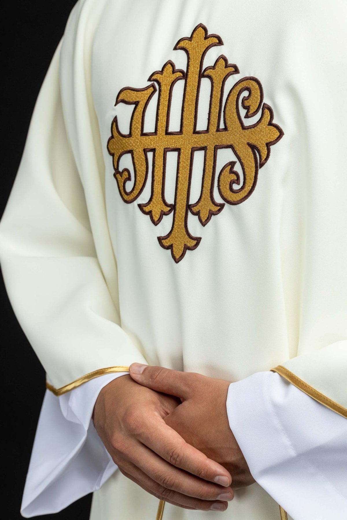 Casula ecru com close-up do bordado JHS dourado