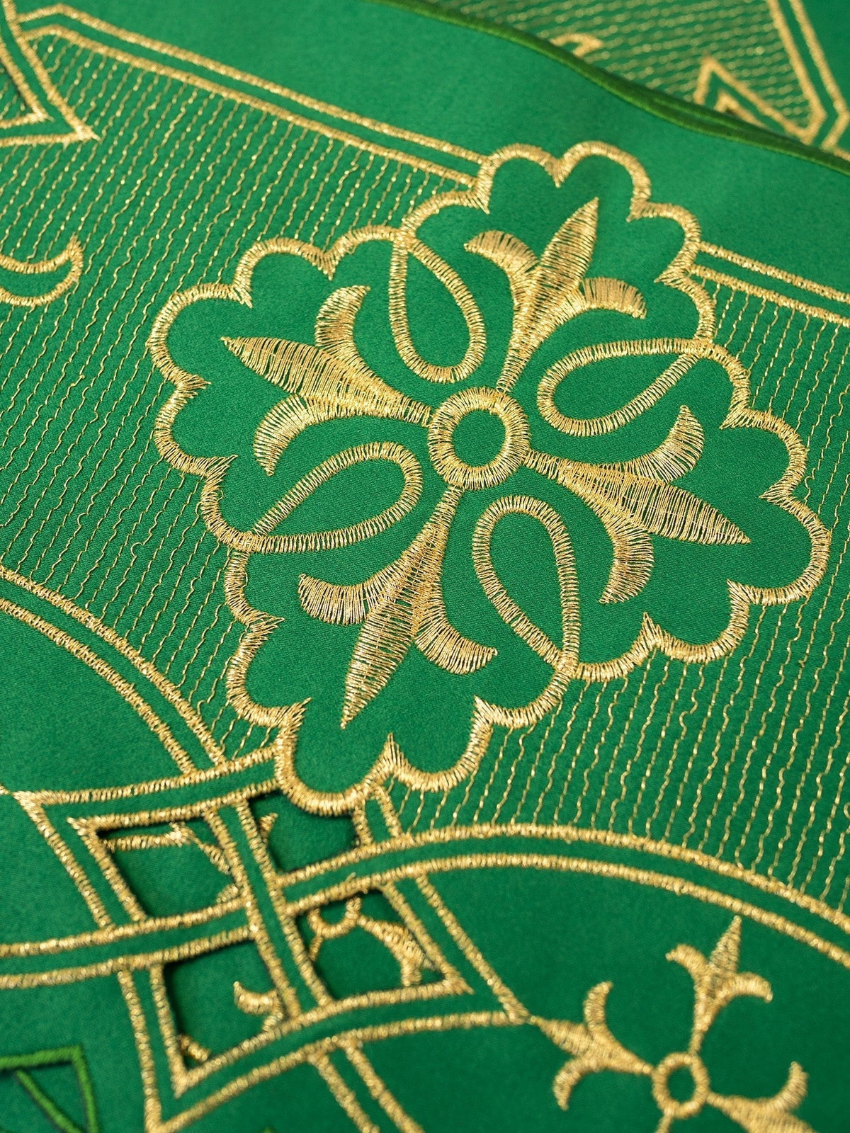 Tecido verde para toalha de altar, close-up do bordado dourado em roseta