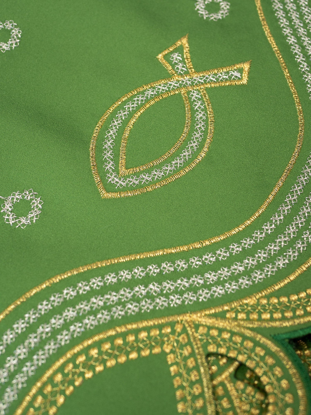 Tecido verde para toalha de altar, close do bordado PAX dourado e prateado