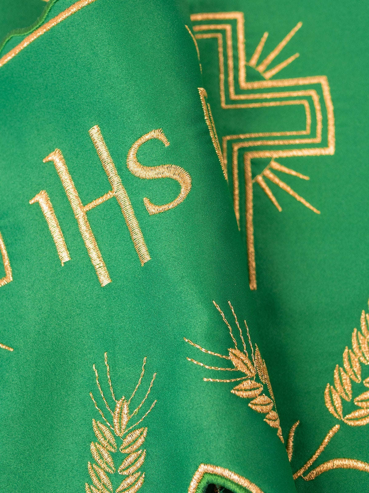 Renda para toalha de altar verde, close-up do monograma IHS, cruz e espigas bordados