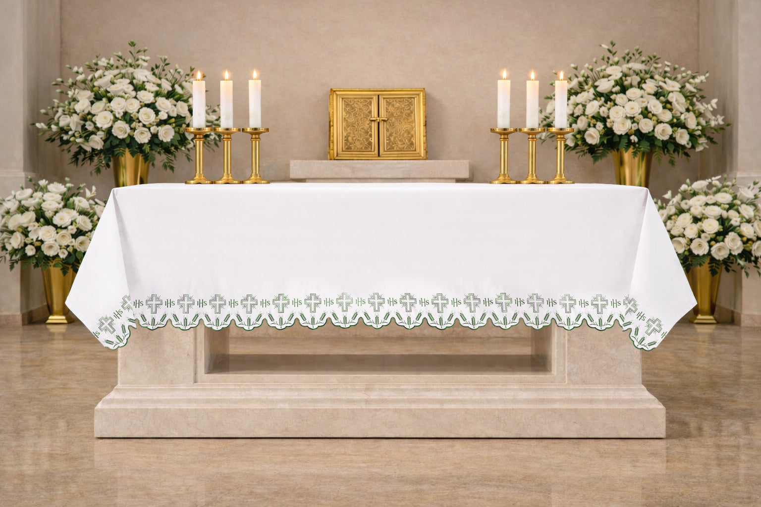 Toalha de altar com bordado de cruzes e acabamento verde