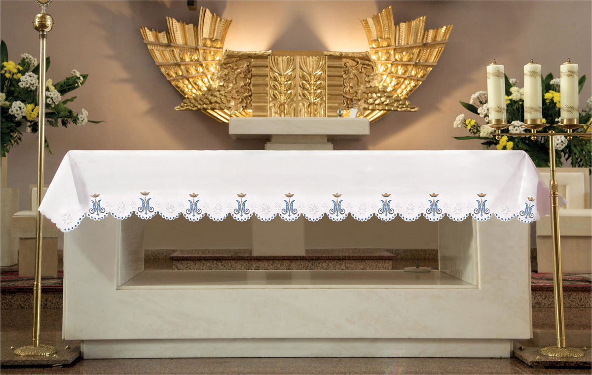 Toalha de altar com bordado frontal e motivo mariano, branca, vista frontal com monogramas azuis coroados
