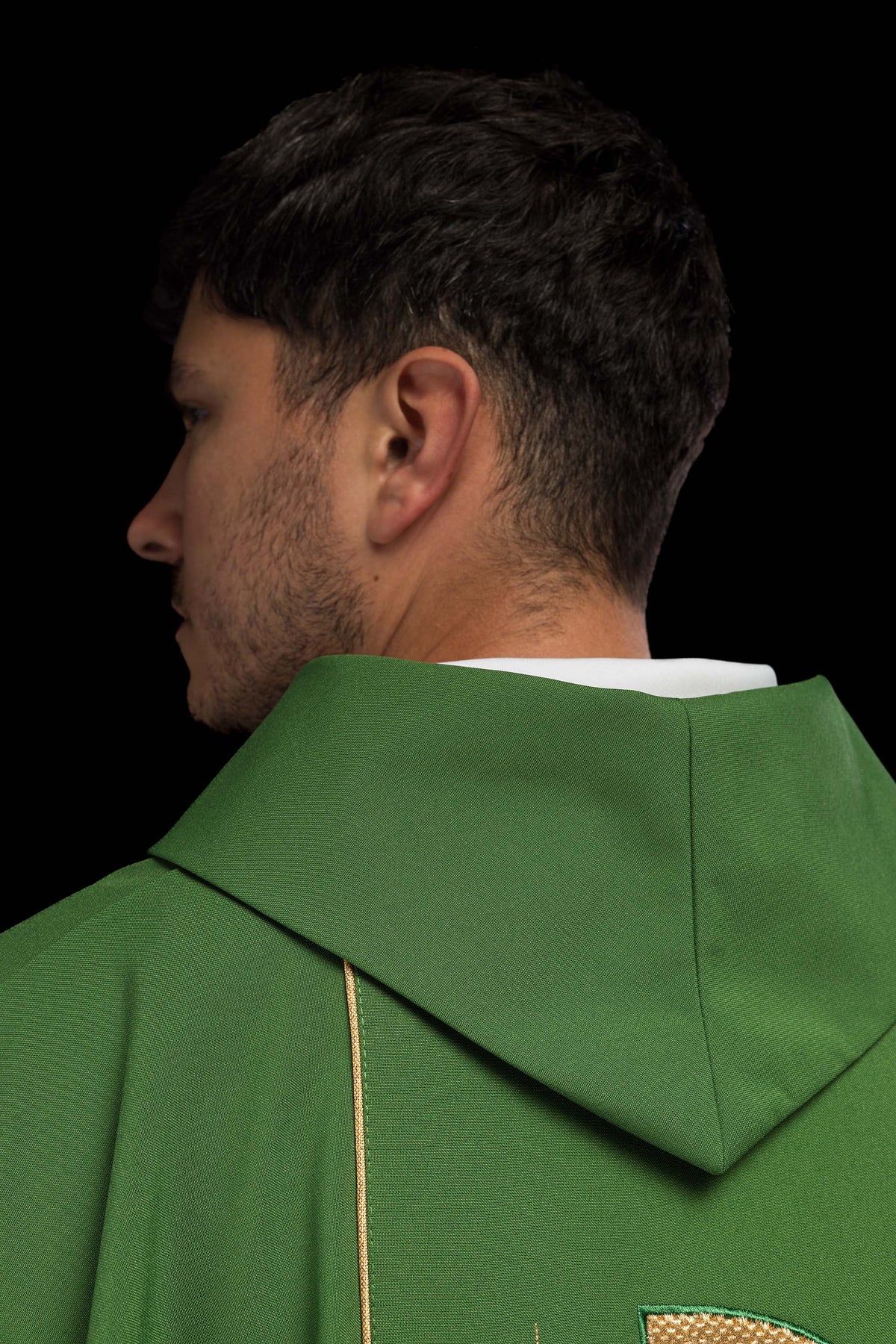Casula verde bordada, vista posterior aproximada com gola e detalhe bordado