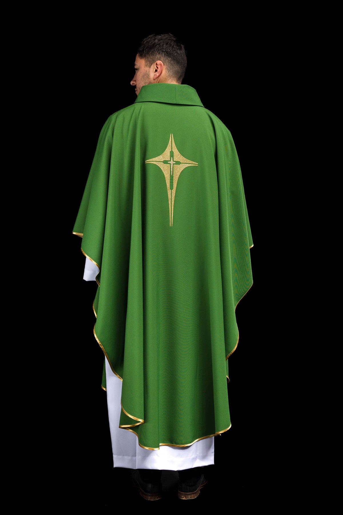 Casula verde vista posterior, com bordado dourado central e acabamento dourado