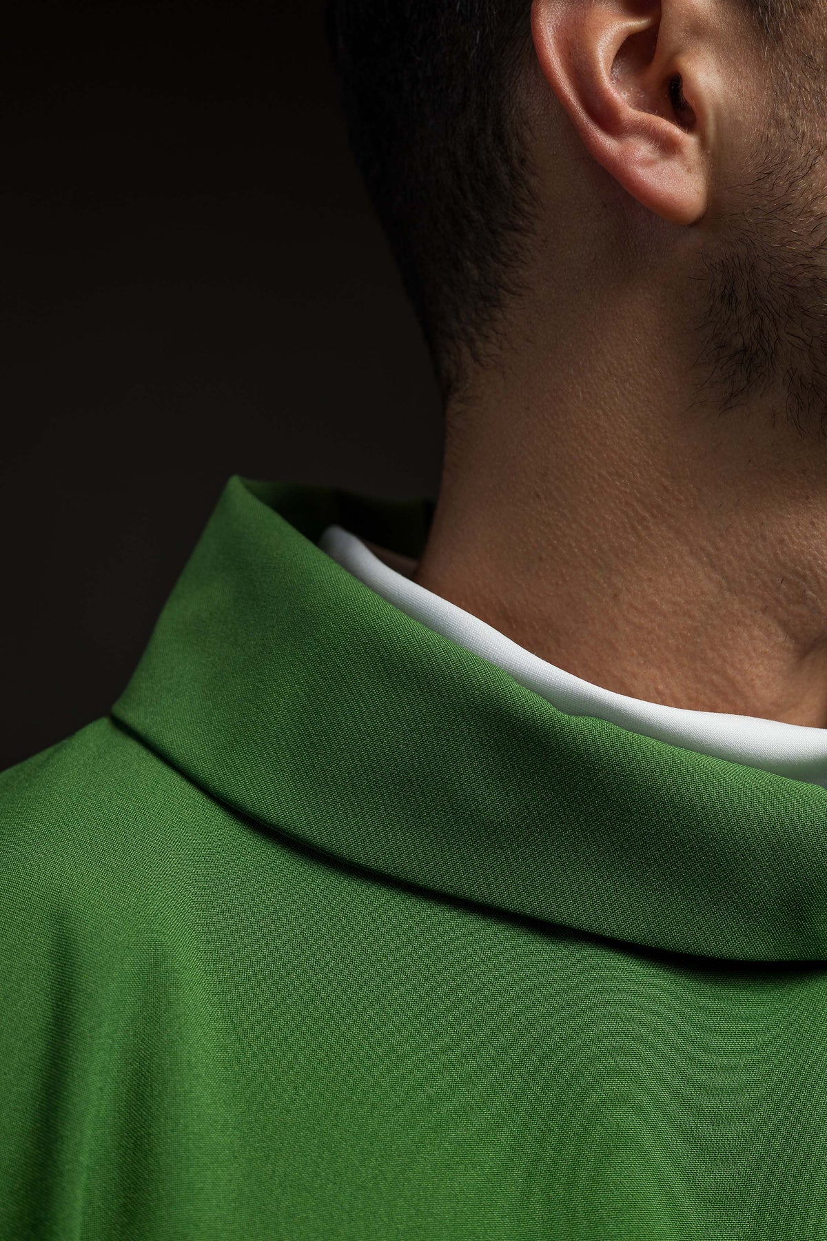 Casula verde com detalhe da gola alta e tecido verde