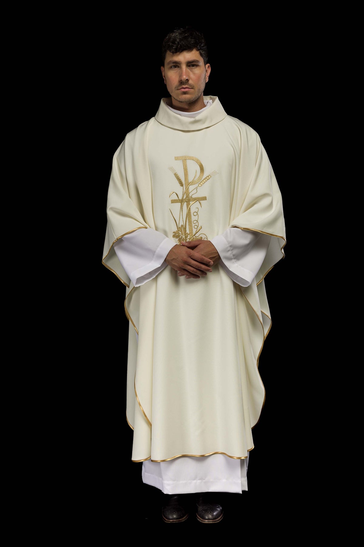 Casula creme bordada PAX vista frontal completa, com gola alta e acabamento dourado