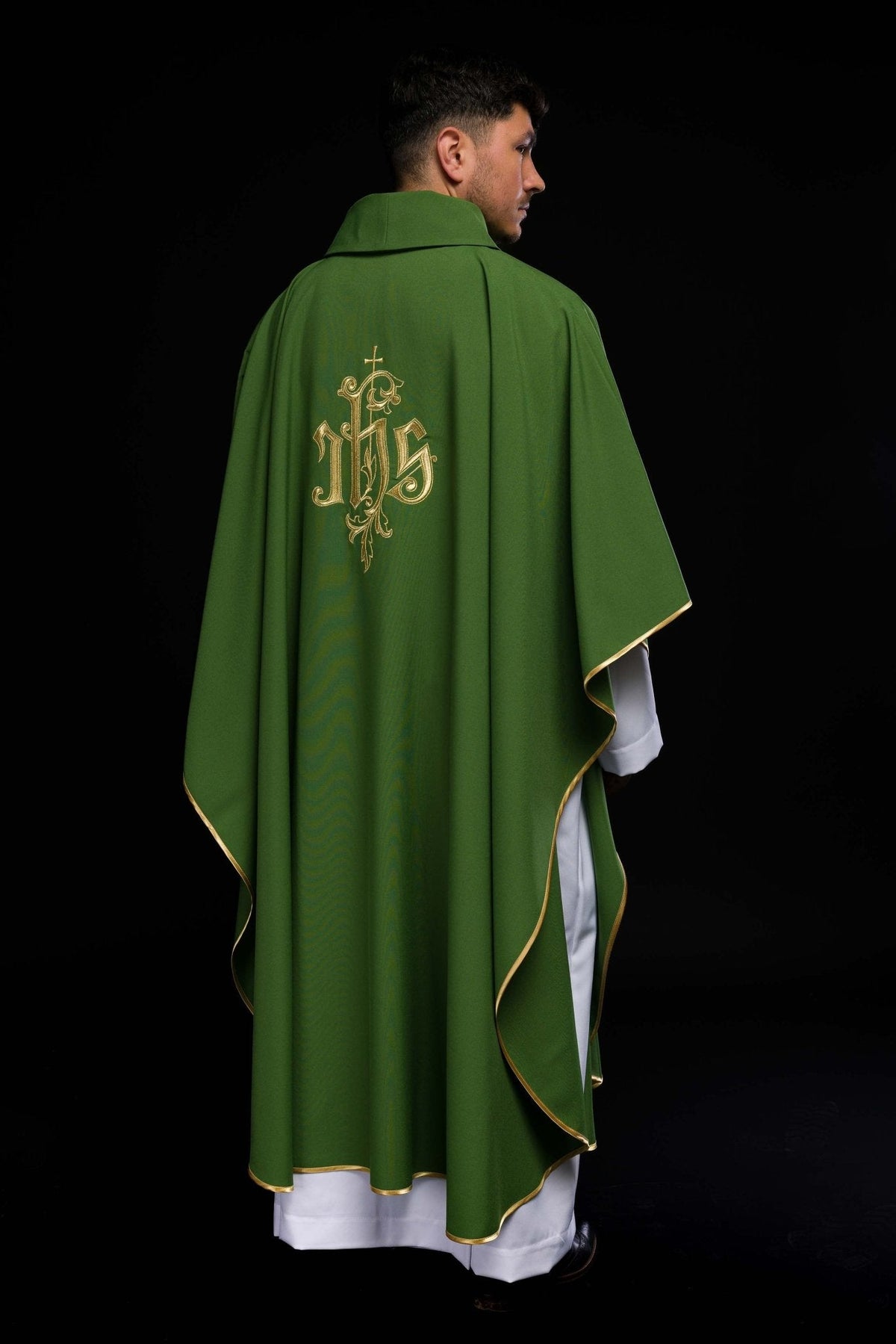 Casula verde com bordado IHS dourado vista de costas e de lado