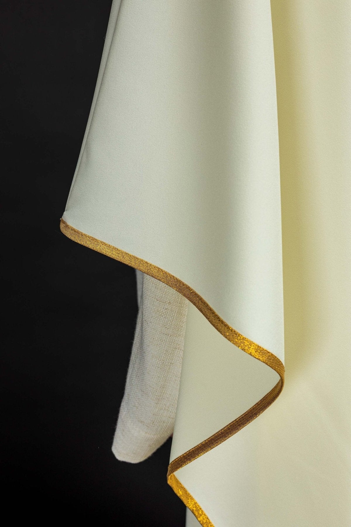 Casula creme com acabamento dourado nas mangas e na barra