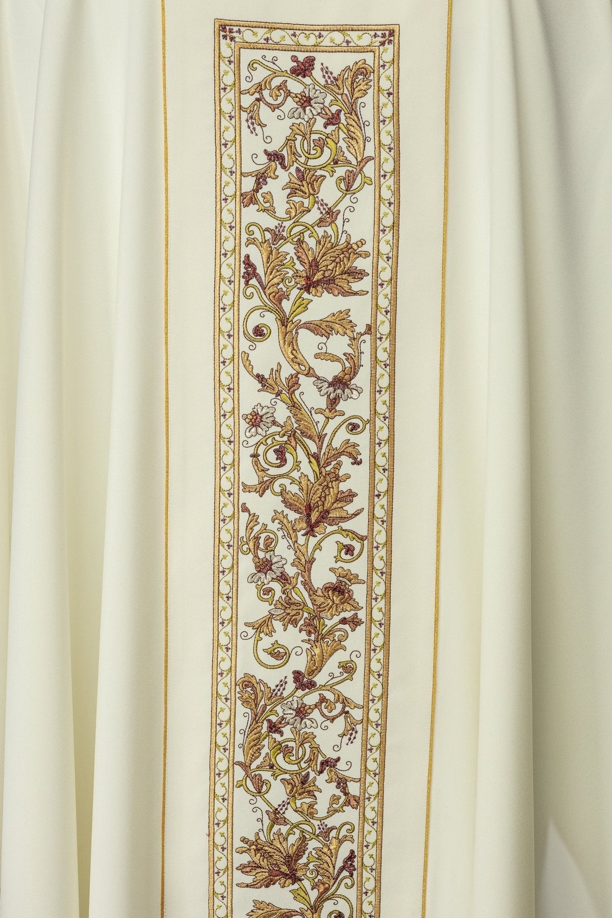 Casula creme, close-up do bordado floral traseiro