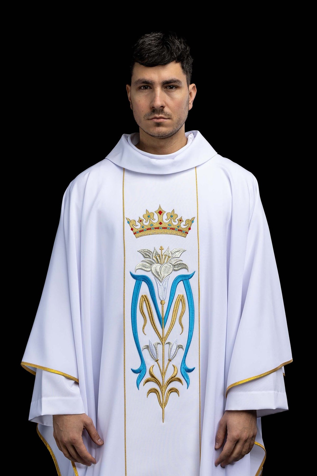 Casula branca mariana com bordado de coroa vista frontal, com monograma mariano colorido e acabamento dourado