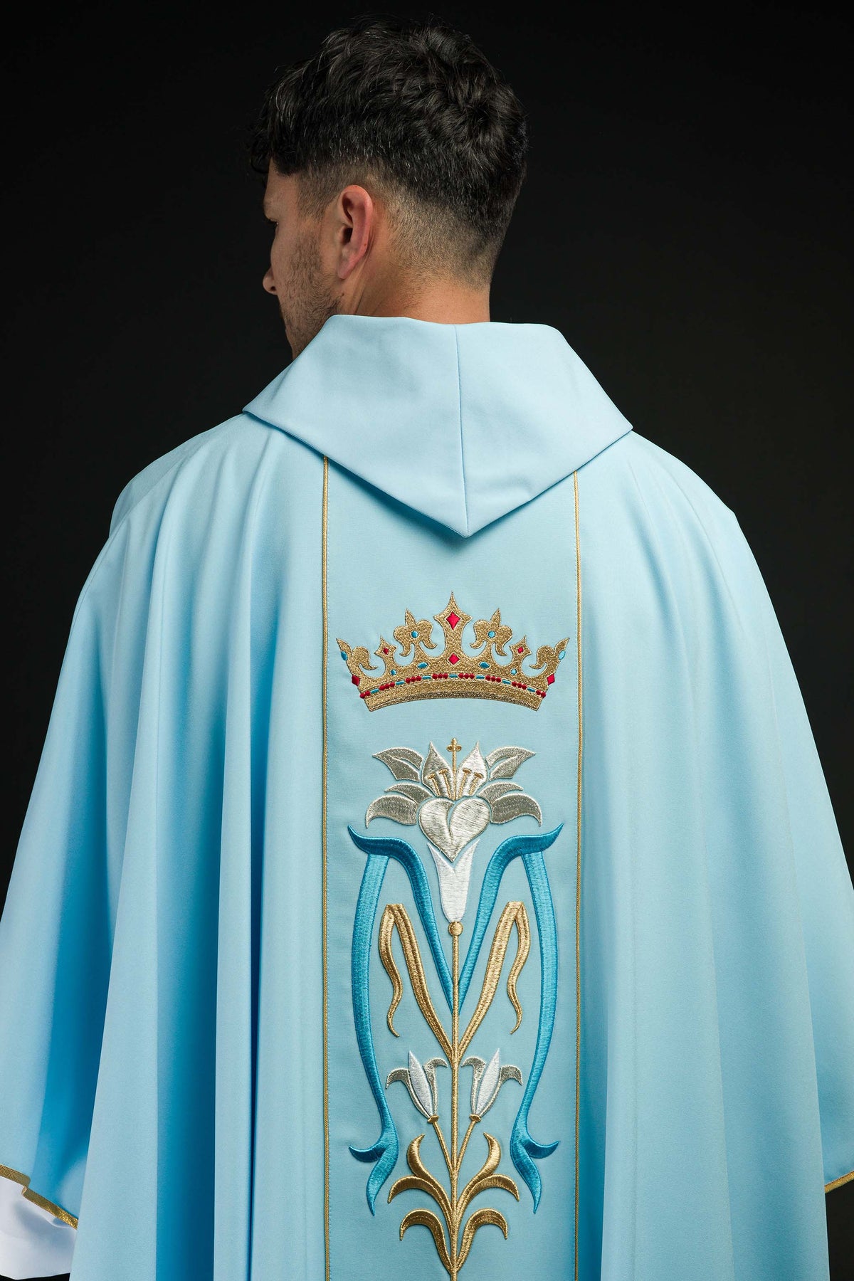 Casula mariana azul-clara, vista posterior completa com bordado floral e coroa
