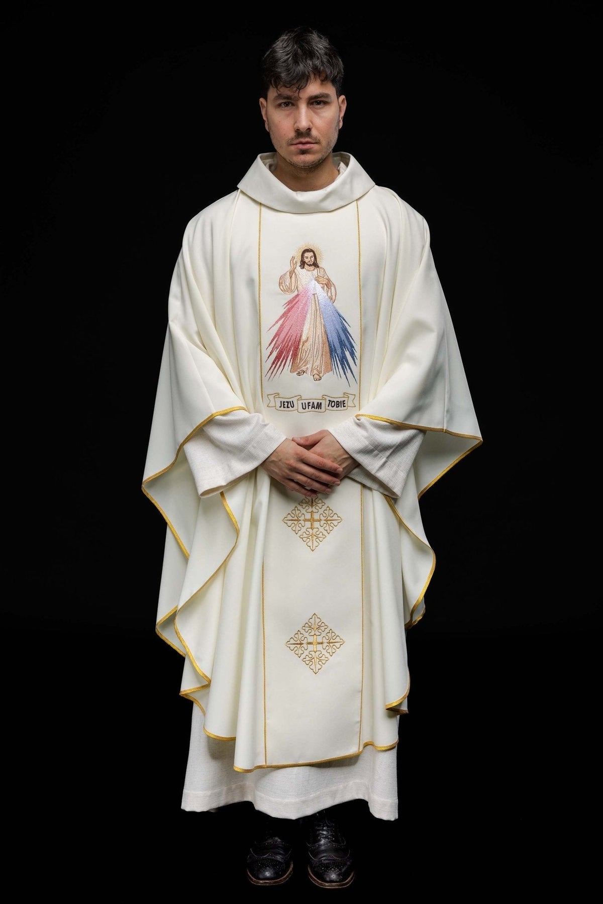Casula bordada Jesus Misericordioso e IHS creme vista frontal, com imagem de Jesus, detalhes dourados e cruzes