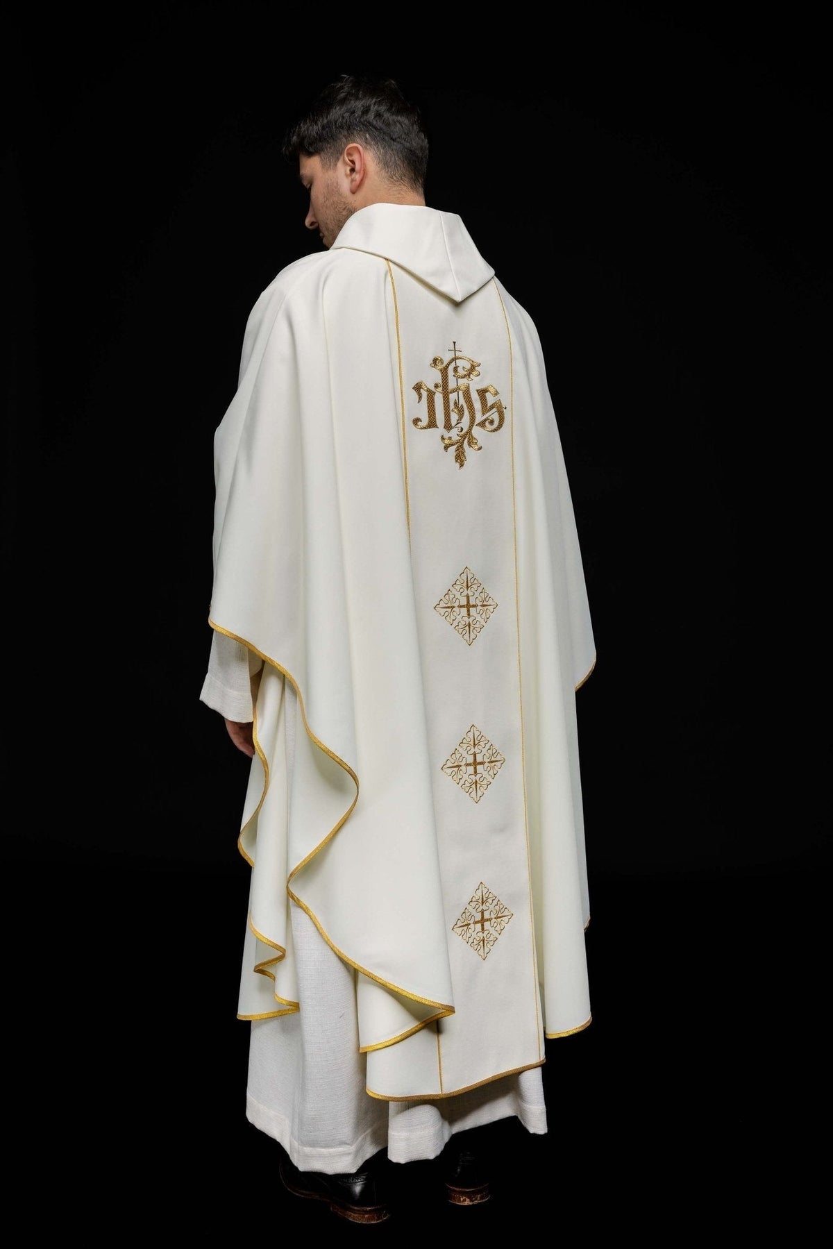 Casula creme vista frontal completa, com Jesus Misericordioso e duas cruzes ornamentais