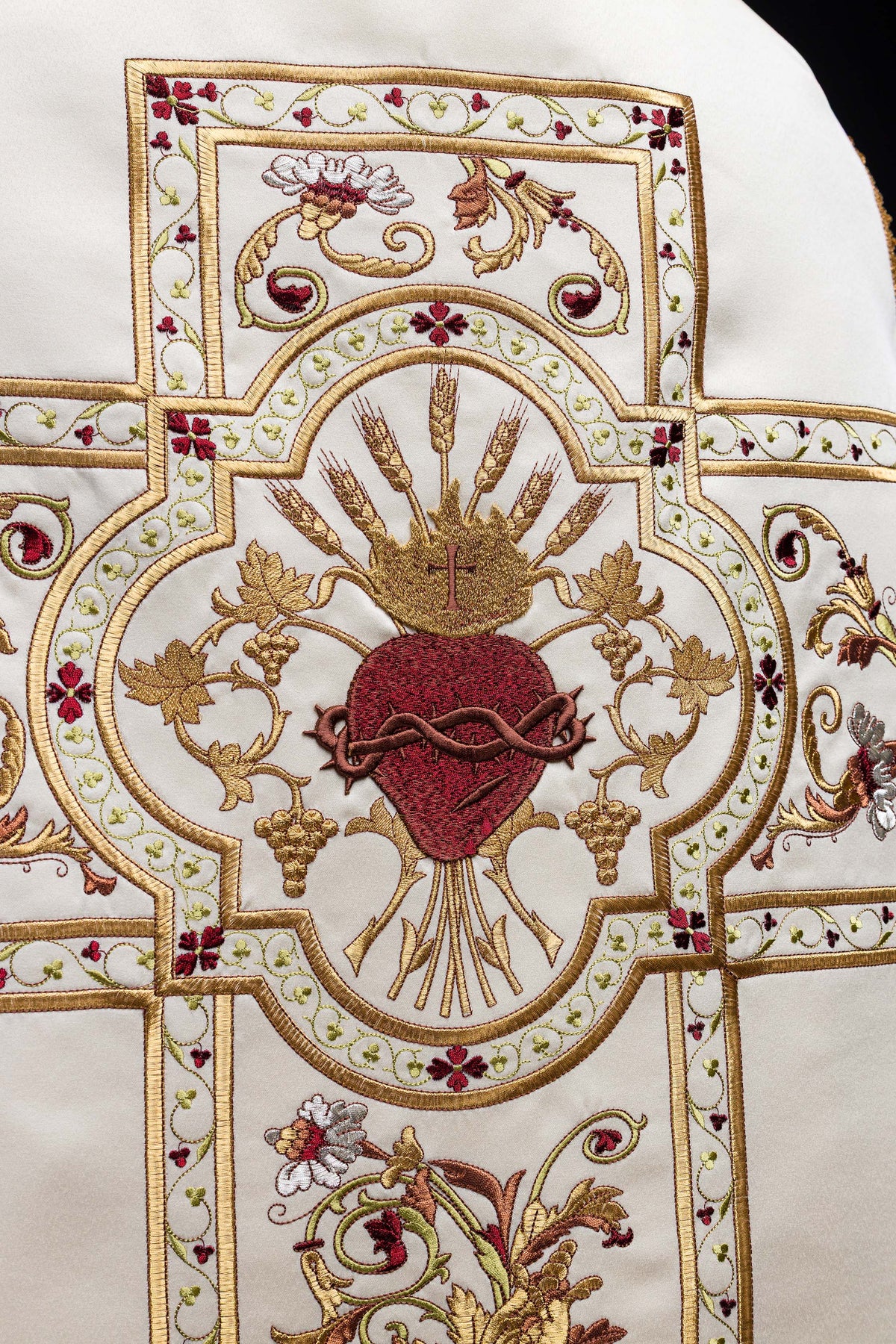 Casula romana bordada, close-up do Sagrado Coração de Jesus com espigas e videiras