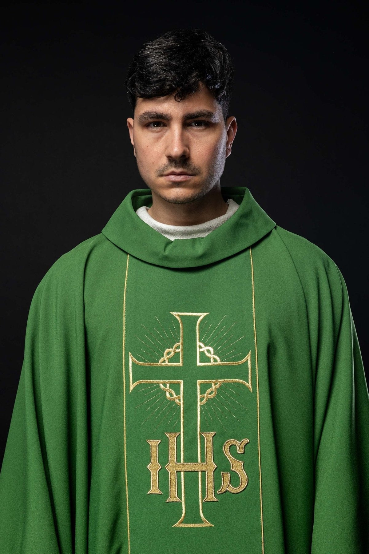 Casula verde, close da faixa frontal com monograma IHS e cruz dourada